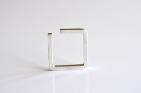 inel deschis din argint in design minimalist