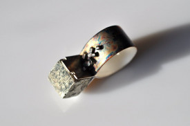 Inel din argint in design contemporan, cu cristal cubic de pirita, Corina Mardari