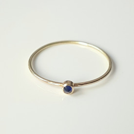 Inel minimalist din aur de 18k si safir albastru