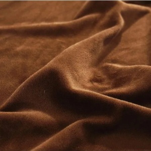 Husa elastica si catifelata pentru fotoliu + fata perna, culoare maro deschis