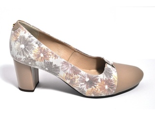 Pantofi bej cu varf de lac si motive florale din piele naturala M Shoes