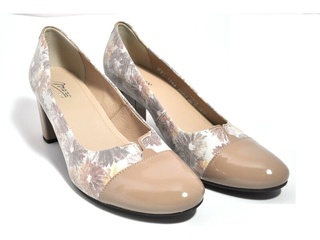 Pantofi bej cu varf de lac si motive florale din piele naturala M Shoes