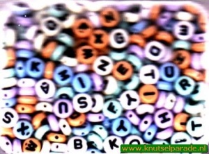 Rayher plastic letterkralen rond 16 100 49 (Locatie: K3)
