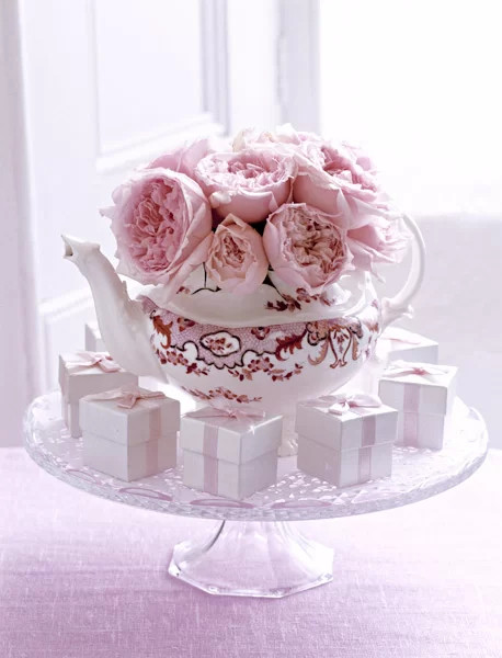Décor floral romantic pentru evenimente in cesti si ceainice Décor floral romantic pentru evenimente in cesti si ceainice