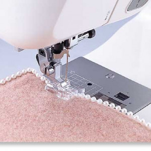 Piciorus pentru atasat margele (cu diamentru max. 4mm) pe fata materialului (fig.a) sau pe margine (fig.b)