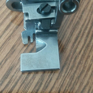 PiciorusPG-M700 -PF incretit - masina de surfilat