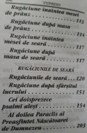 Carte de rugaciuni copertata cu scris mare