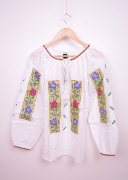 Bluză tradițională cu broderie colorată și mâneci lungi