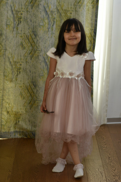 Rochiță cu trenă din tulle roz pal