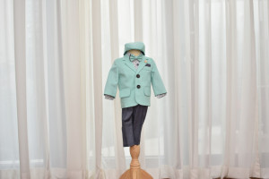 Costum de botez cu bleo verzui si pantalon blug moale in 6 piese