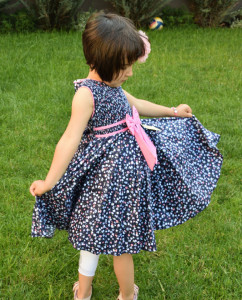 Rochie de fete pe fond bleomarin