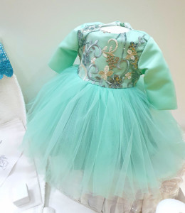 Rochie verde de botez cu truosu, limanare si botosi asortati