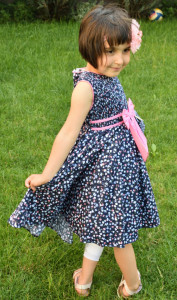 Rochie de fete pe fond bleomarin