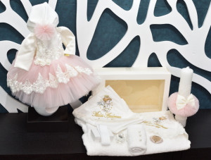 Rochie pentru botez cu trenă din dantelă, cu trusou și lumânare roz și crem