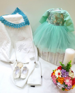 Rochie verde de botez cu truosu, limanare si botosi asortati