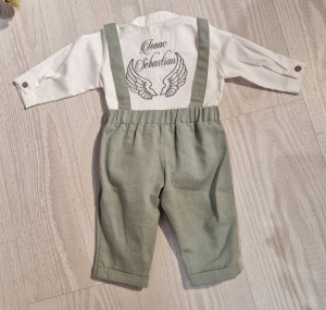 Costum cu aripioare de îngeraș brodate