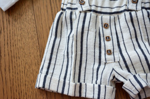 Costum cu pantalon scurt din in cu dungi alb cu negru 4 piese