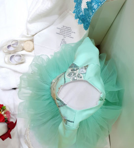 Rochie verde de botez cu truosu, limanare si botosi asortati