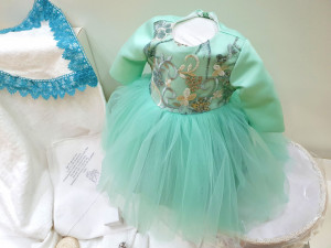 Rochie verde de botez cu truosu, limanare si botosi asortati