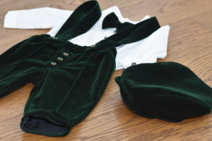 Costum de botez cu pantalon din catifea verde smarald 4 piese