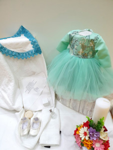 Rochie verde de botez cu truosu, limanare si botosi asortati