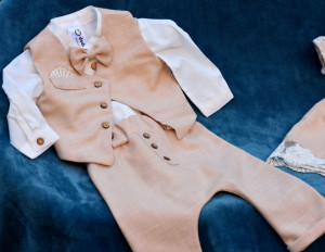 Costum de eveminent cu vesta bej in V