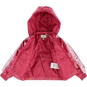 Geaca groasa Guess cu scris pe maneca rosie si neagra