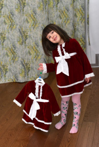 Rochie din catifea rosie cu dantelă albă , captusita cu bumbac fin