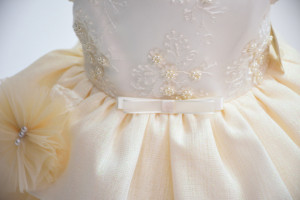Rochii de botez cu broderie deosebita pe piept