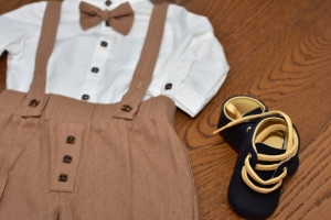 Costum de botez cu pantalon din in maro 4 piese