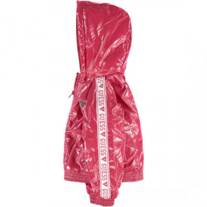 Geaca groasa Guess cu scris pe maneca rosie si neagra