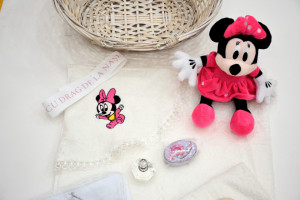 Trusou botez in cos alb sau roz