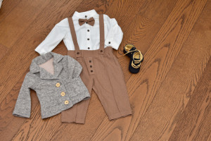 Costum de botez cu pantalon din in maro 4 piese