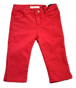 Pantaloni roșii, Guess