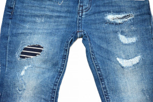 Blue Jeans tăiați și peticiți, Guess