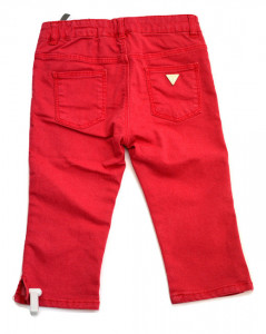 Pantaloni roșii, Guess