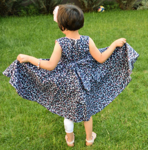 Rochie de fete pe fond bleomarin