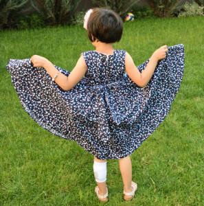 Rochie de fete pe fond bleomarin