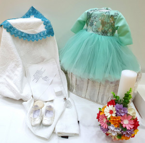 Rochie verde de botez cu truosu, limanare si botosi asortati