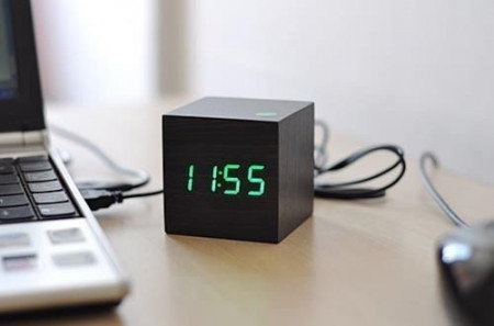 Mini ceas LED de birou cu carcasa din lemn