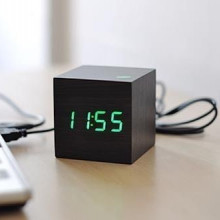 Mini ceas LED de birou cu carcasa din lemn