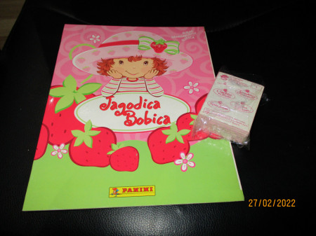 Prazan album i kompletan set sličica Jagodica Bobica Panini