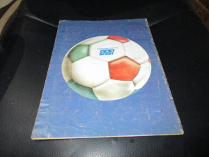 Kompletno popunjen album Italia 90 Zvezde mondijala 90 Politikin zabavnik