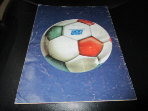 Kompletno popunjen album Italia 90 Zvezde mondijala 90 Politikin zabavnik