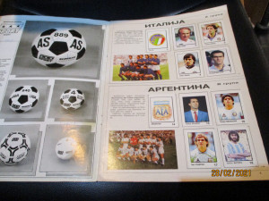Kompletno popunjen album Italia 90 Zvezde mondijala 90 Politikin zabavnik