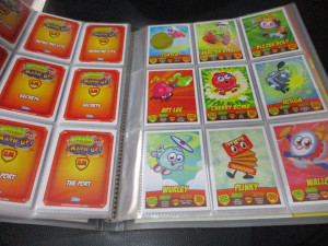 Kompletno popunjen album Moshi monsters Topps