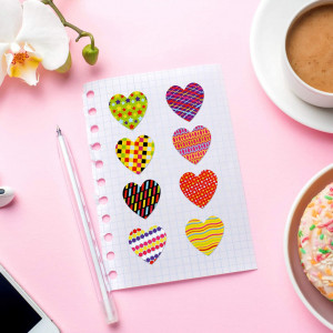 Set de 500 autocolante în formă de inimă Qpout, hartie de inalta calitate, multicolor, 4 x 4 cm