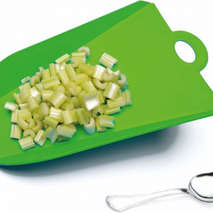 Set placa de taiat si o lingurita ZAEVES, PVC/otel inoxidabil, verde/argintiu