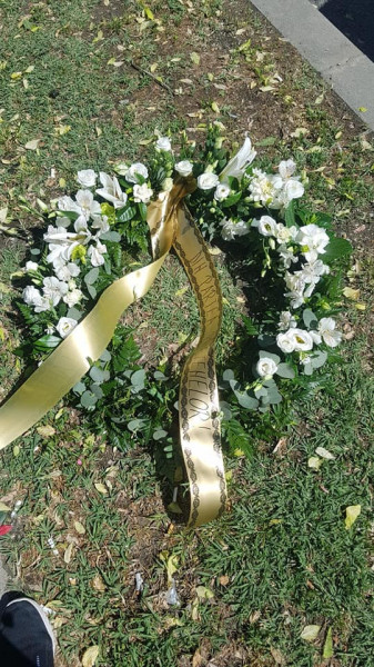 Coroana cu verdeata si flori albe