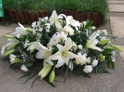 Aranjament funerar cu crini albi